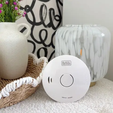 Black + Decker Smoke Alarm. 10 Year Sealed Lithium Battery Life. Optical Sensor.