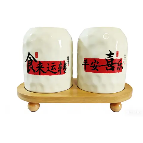 Chinesisches Keramik-Dosenset, weiße Porzellan-Vorratsgläser mit Bambustablett für die Küchenarbeitsplatte  
2er-Set Gewürzgläser, weiße Keramik-Dosen mit "Frieden & Freude" und "Gutes Gelingen"-Segenssprüchen, inklusive Holztablett