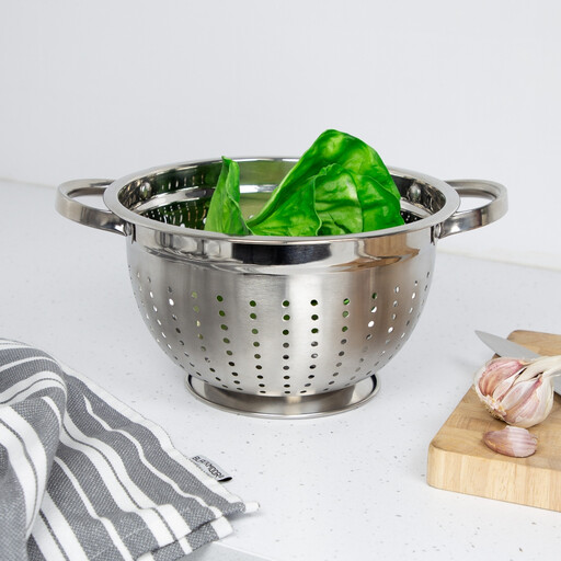 A single 24cm stainless steel colander with integrated handles and a stable base