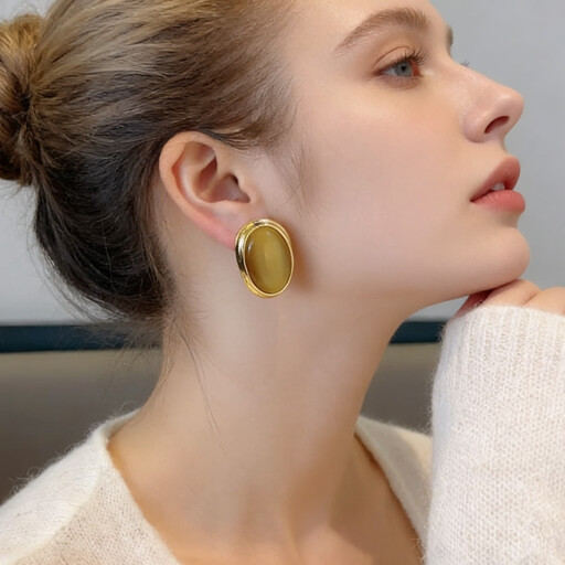 Boucles d'oreilles géométriques marron avec pierre ?il-de-chat de la marque VoxorAI